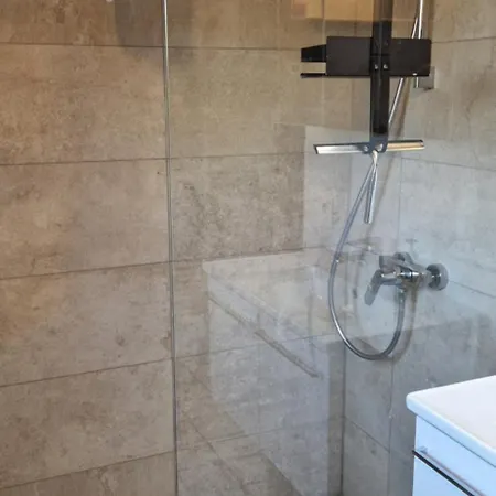 Grosses Haus Bei Lägenhet Tuettendorf